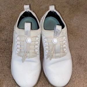 Clove nursing shoes white